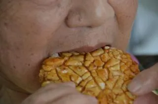 固いせんべいやリンゴ丸かじりもできます
