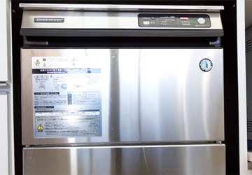 自動洗浄機：器具を高温の洗浄水で洗います